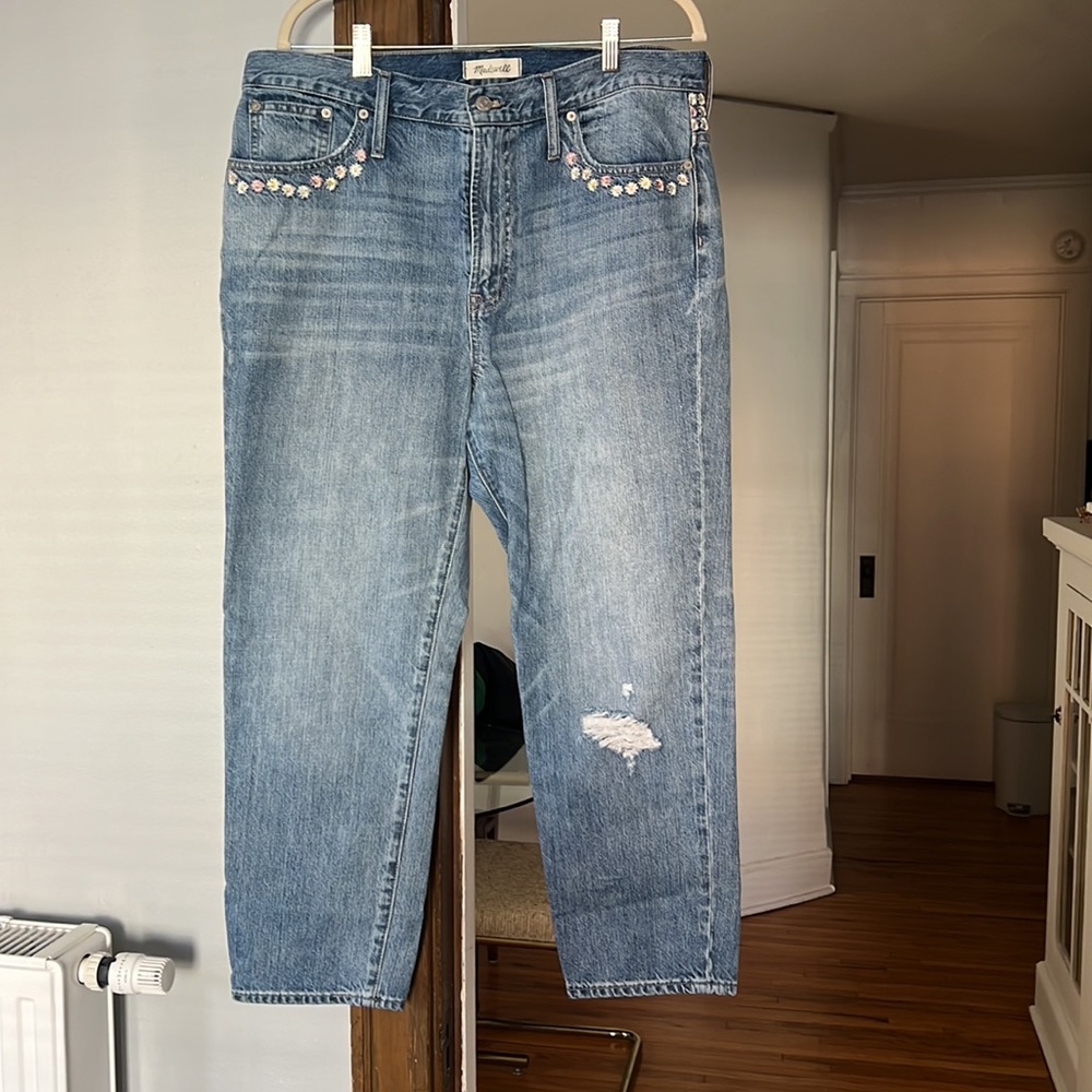 Adorable daisy embroidered Madewell jeans